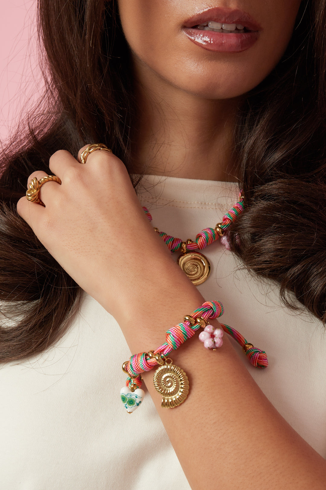 Bracelet en corde avec nœuds et breloques en coquillage