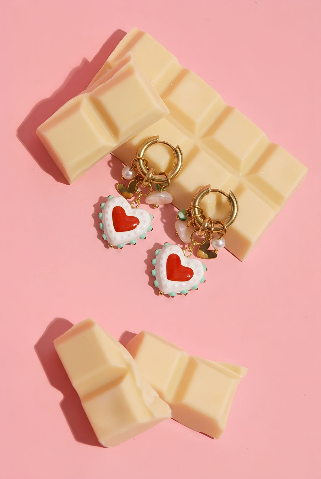 Boucles d'oreilles avec des cœurs, des perles et des breloques en perles