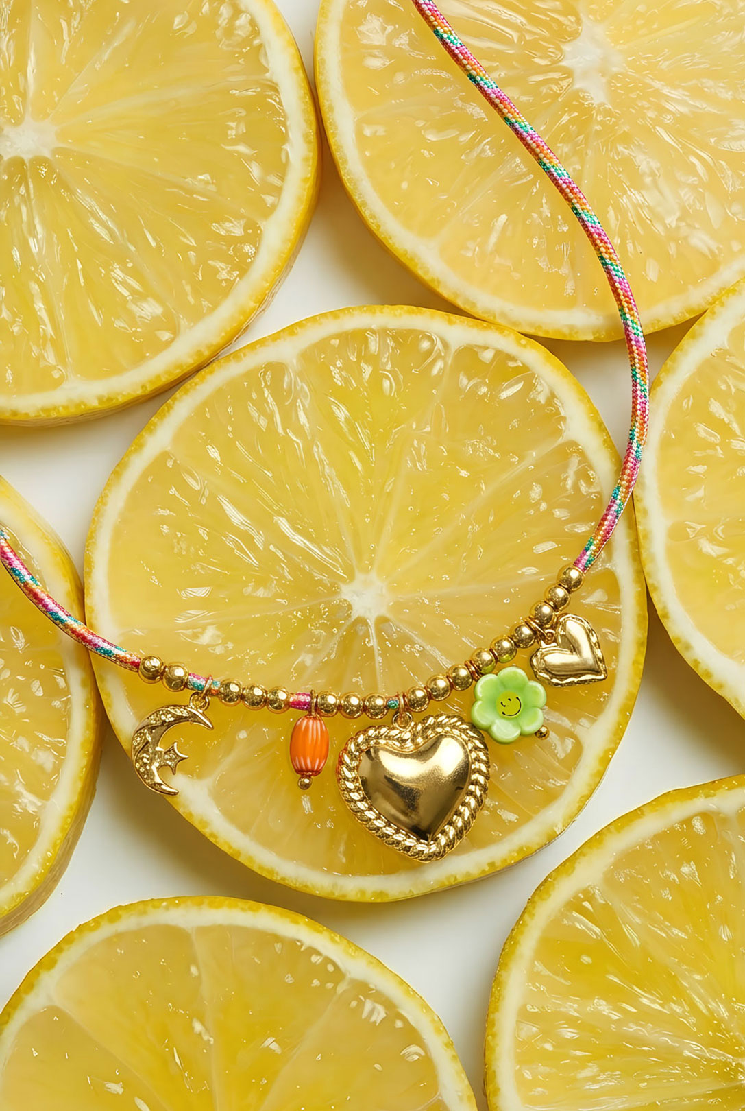 Collier en cordon coloré avec pendentifs variés